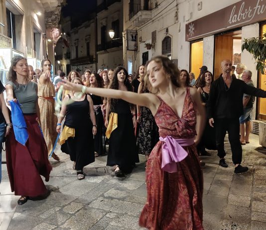 Da lunedì 27 luglio a sabato 1 agosto Tarantarte celebra venticinque anni con la residenza artistica e didattica Danzare la Terra