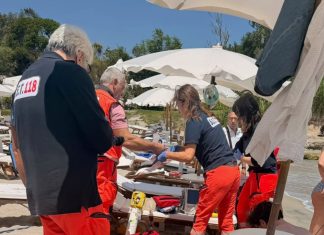 Si tuffa in mare per salvare i figlioletti, poi torna a riva, si accascia e muore