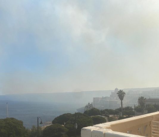 Inferno di fuoco a Santa Cesarea Terme: fiamme vicine agli hotel, scatta l’emergenza aerea