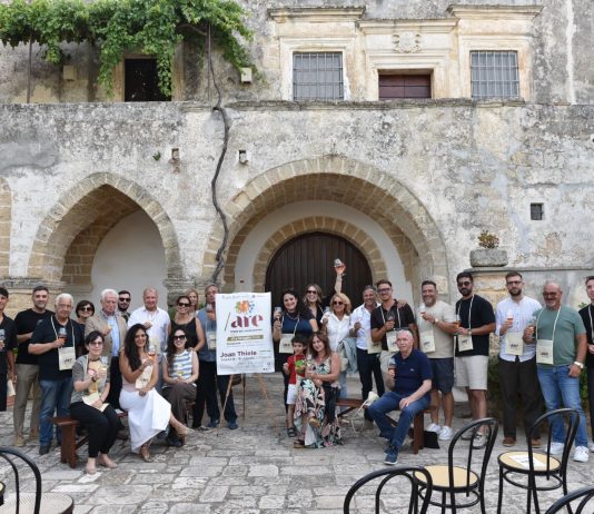 Il Negroamaro celebra il tempo e la storia: a Guagnano torna il festival tra grandi chef, wine tasting e la musica di Joan Thiele