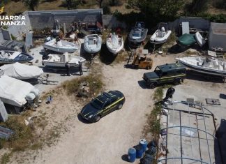 Barche, rifiuti e olio esausto in un terreno agricolo: scattano sequestro e denuncia