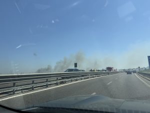 Incidenti e tamponamenti all’ingresso di Lecce a causa del fumo di un incendio: traffico in tilt - Corriere Salentino