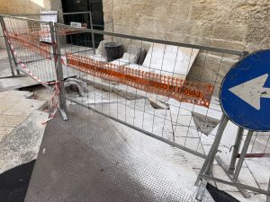 “Oggi non abbiamo 2,5 milioni per rifare quelle strade”: il centro storico aspetta fondi, Via Idomeneo tutta da rifare - Corriere Salentino