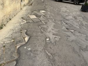 “Oggi non abbiamo 2,5 milioni per rifare quelle strade”: il centro storico aspetta fondi, Via Idomeneo tutta da rifare - Corriere Salentino