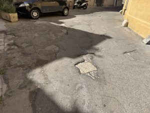 “Oggi non abbiamo 2,5 milioni per rifare quelle strade”: il centro storico aspetta fondi, Via Idomeneo tutta da rifare - Corriere Salentino