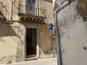 “Oggi non abbiamo 2,5 milioni per rifare quelle strade”: il centro storico aspetta fondi, Via Idomeneo tutta da rifare - Corriere Salentino