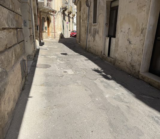 “Oggi non abbiamo 2,5 milioni per rifare quelle strade”: il centro storico aspetta fondi, Via Idomeneo tutta da rifare