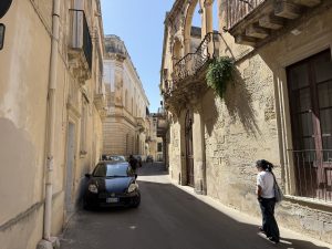 “Oggi non abbiamo 2,5 milioni per rifare quelle strade”: il centro storico aspetta fondi, Via Idomeneo tutta da rifare - Corriere Salentino