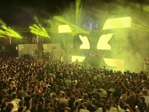 Bob Sinclar incendia la notte della Praja: energia pura e una pista in delirio fino all’alba - Corriere Salentino