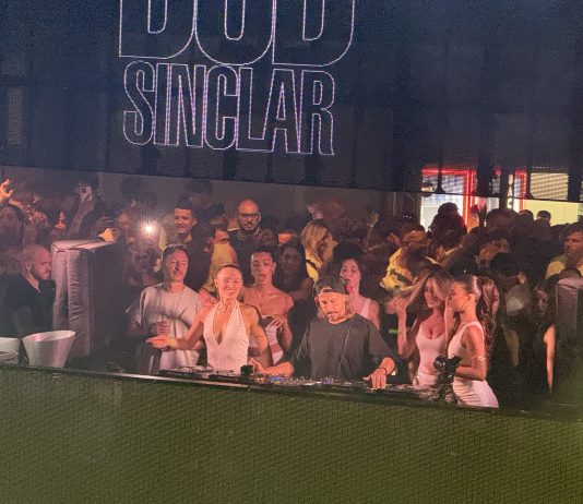 Bob Sinclar incendia la notte della Praja: energia pura e una pista in delirio fino all’alba
