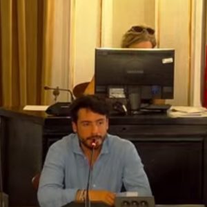 Viale Rossini senza i grandi pini: “erano pericolosi”. Il vicesindaco: “Il progetto è della precedente amministrazione” - Corriere Salentino