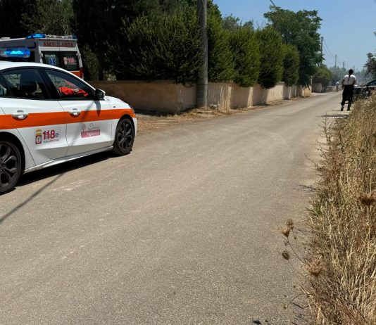 Cerca di spegnere un incendio ed è investito dalle fiamme, grave un 66enne