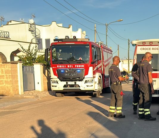 Intervento dei vigili del fuoco per prelevare un paziente dal piano alto di un edificio