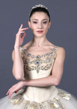 Venerdì 24 luglio per la prima volta arriva in Piazza Duomo a Lecce una serata evento dedicata alla grande danza nella terra di origine di Nicoletta Manni con ospiti altre eccellenze salentine - Corriere Salentino