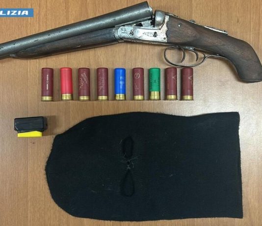 Possesso di fucile e munizioni e auto rubate, nei guai una coppia, indagato il figlio