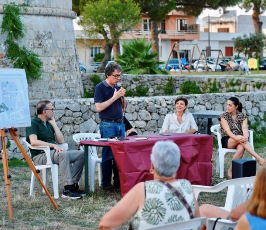 Ad Andrano il carrubo diventa arte. Daniele Leomanni dona alla comunità una scultura e un nuovo dolce, il “Carrubotto”