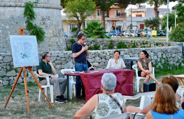 Ad Andrano il carrubo diventa arte. Daniele Leomanni dona alla comunità una scultura e un nuovo dolce, il "Carrubotto" - Corriere Salentino
