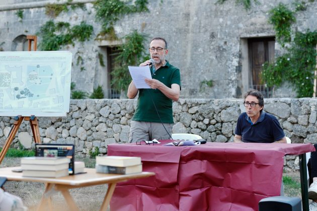 Ad Andrano il carrubo diventa arte. Daniele Leomanni dona alla comunità una scultura e un nuovo dolce, il "Carrubotto" - Corriere Salentino