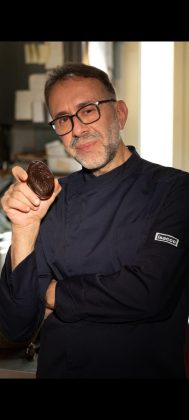 Ad Andrano il carrubo diventa arte. Daniele Leomanni dona alla comunità una scultura e un nuovo dolce, il "Carrubotto" - Corriere Salentino