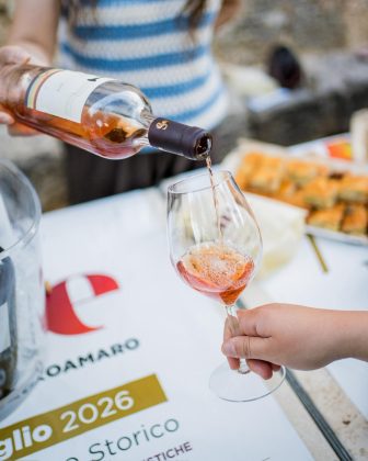 Il Negroamaro celebra il tempo e la storia: a Guagnano torna il festival tra grandi chef, wine tasting e la musica di Joan Thiele - Corriere Salentino