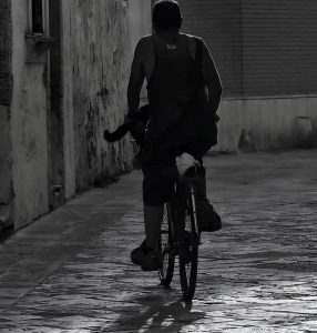 “Un Paese”, al Cinema del Reale il racconto fotografico del borgo di Antonio Coccioli ed Eleonora Perla: immagini di straordinaria intensità - Corriere Salentino