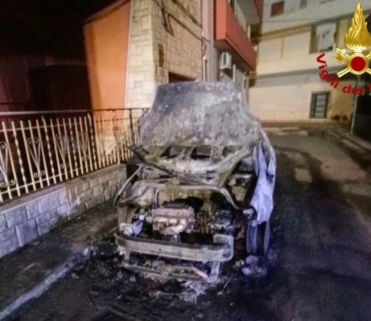 Notte di fuoco a Trepuzzi: auto distrutta dalle fiamme, danneggiata una palazzina