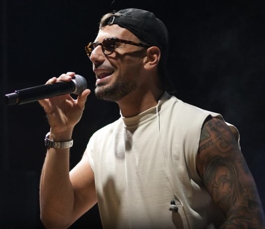 Surbo accende l’estate con il concerto di Angelo Famao in Piazza Unità Europea a Surbo