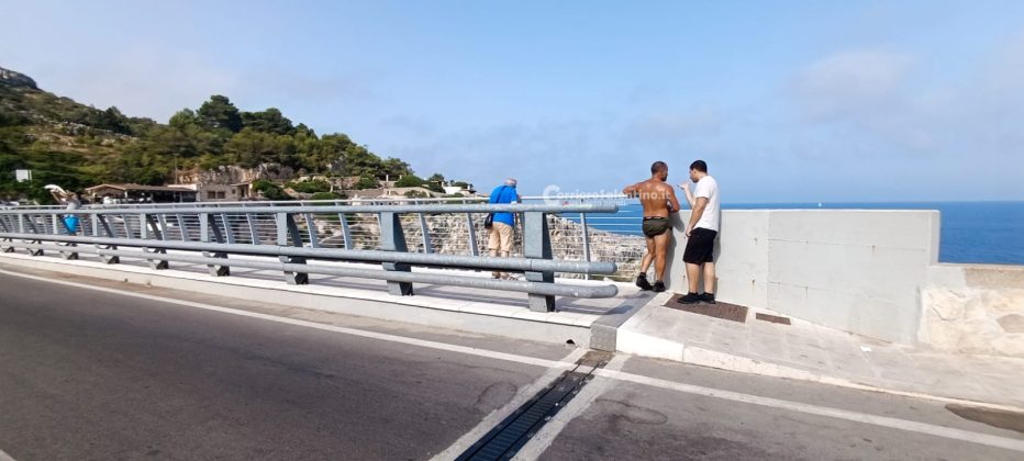 Si tuffa dal Ciolo e resta gravemente ferito, giovane turista israeliano in codice rosso - Corriere Salentino