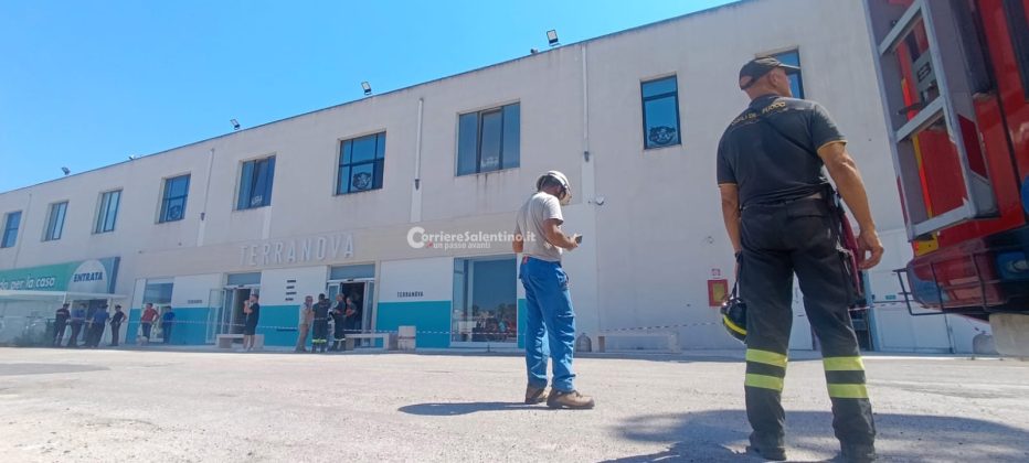 Crolla il solaio nel negozio di abbigliamento, salve per miracolo le persone presenti all’interno - Corriere Salentino