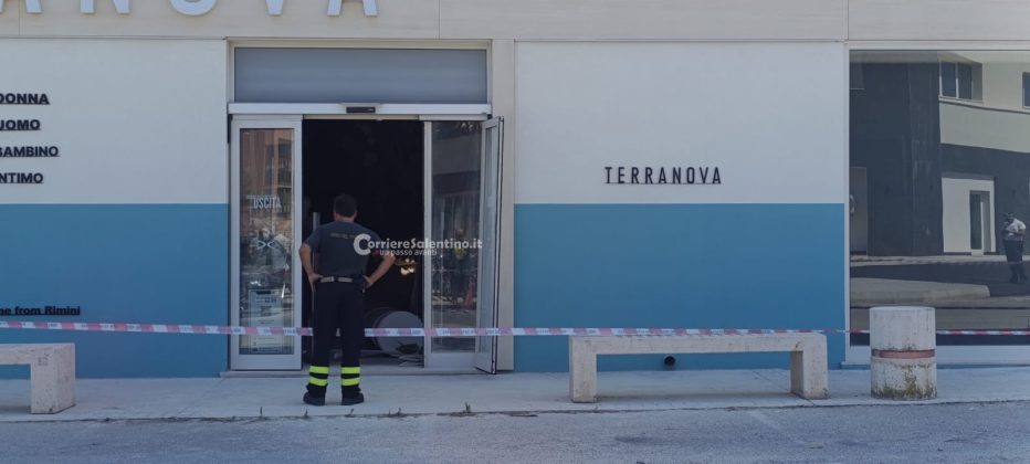 Crolla il solaio nel negozio di abbigliamento, salve per miracolo le persone presenti all’interno - Corriere Salentino