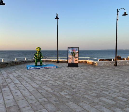 “SOS, il mare non merita i tuoi rifiuti”: parte l’eco tour dell’ARO7/LE con Lina, la scultura in cartapesta che invita a rispettare il mare