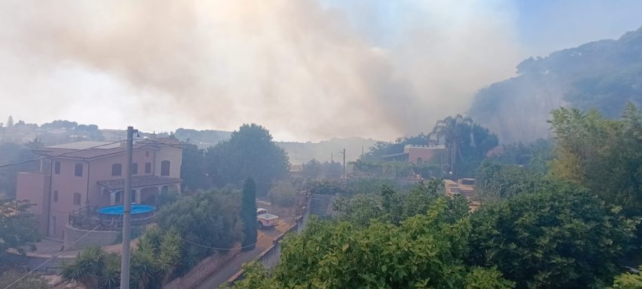 A fuoco un altro pezzo di vegetazione del Salento, evacuate le abitazioni della zona - Corriere Salentino