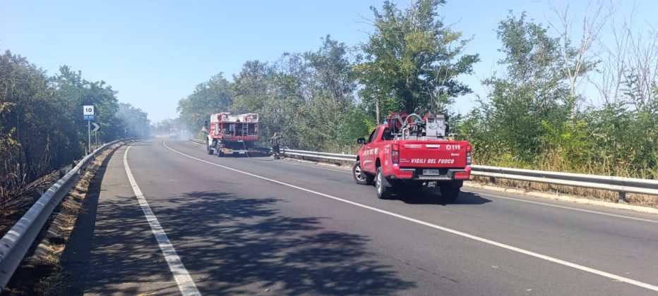 Incendio tra Matino e Taviano: statale chiusa per due chilometri, deviate auto e mezzi pesanti - Corriere Salentino