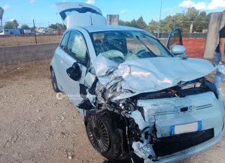 Violento scontro frontale tra due auto lungo la Statale, feriti in ospedale e disagi al traffico