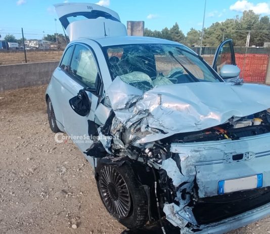 Violento scontro frontale tra due auto lungo la Statale, feriti in ospedale e disagi al traffico