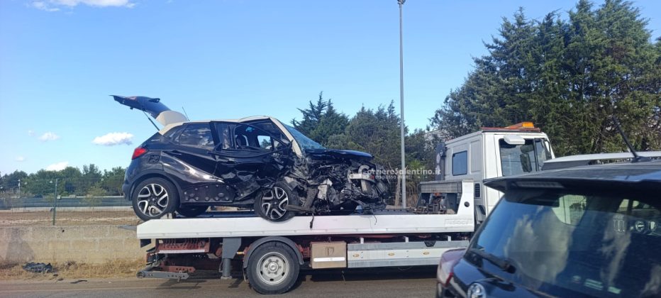 Violento scontro frontale tra due auto lungo la Statale, feriti in ospedale e disagi al traffico - Corriere Salentino