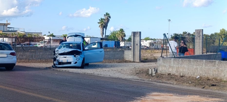 Violento scontro frontale tra due auto lungo la Statale, feriti in ospedale e disagi al traffico - Corriere Salentino