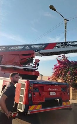 Intervento dei vigili del fuoco per prelevare un paziente dal piano alto di un edificio - Corriere Salentino