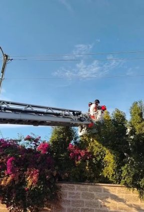 Intervento dei vigili del fuoco per prelevare un paziente dal piano alto di un edificio - Corriere Salentino