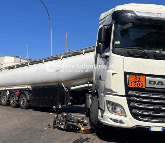 Nardò, 60enne in scooter travolto da un camion cisterna: in “codice rosso” al Fazzi