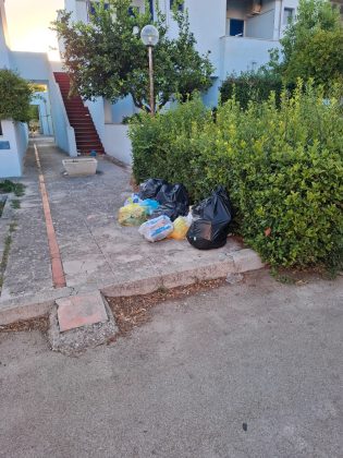 “Turismo cafone” a Torre dell’Orso: tra maleducazione e abbandono dei rifiuti - Corriere Salentino