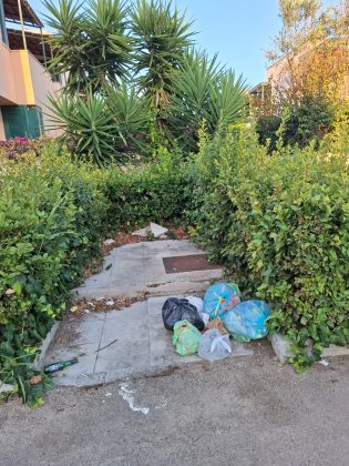 “Turismo cafone” a Torre dell’Orso: tra maleducazione e abbandono dei rifiuti - Corriere Salentino
