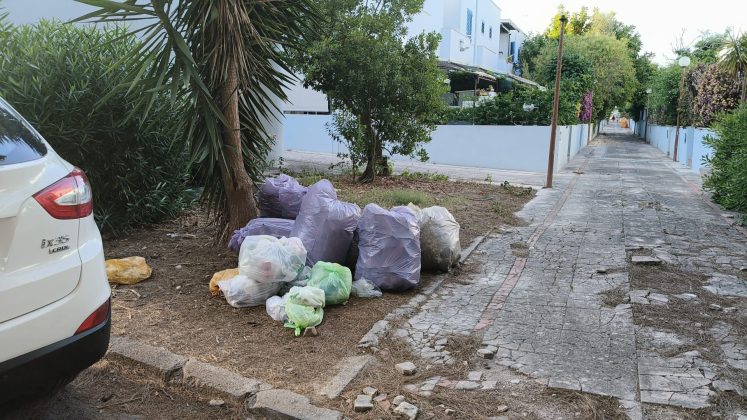 “Turismo cafone” a Torre dell’Orso: tra maleducazione e abbandono dei rifiuti - Corriere Salentino