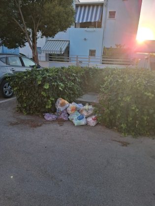 “Turismo cafone” a Torre dell’Orso: tra maleducazione e abbandono dei rifiuti - Corriere Salentino