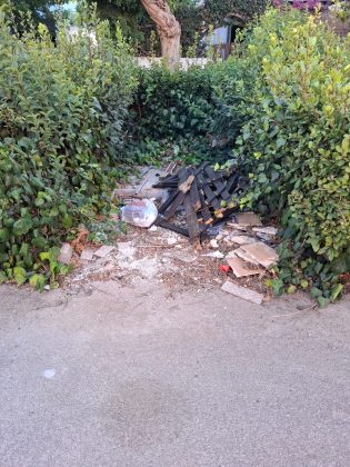“Turismo cafone” a Torre dell’Orso: tra maleducazione e abbandono dei rifiuti - Corriere Salentino