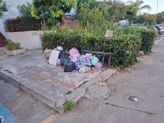 “Turismo cafone” a Torre dell’Orso: tra maleducazione e abbandono dei rifiuti - Corriere Salentino