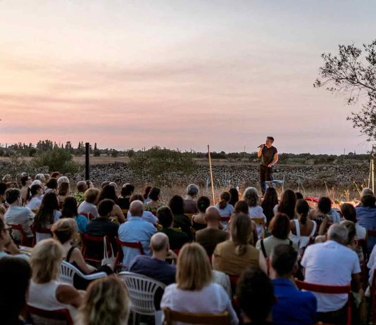 Quando il teatro incontra il tramonto: nel Basso Salento torna la magia di Ultimi Fuochi Festival