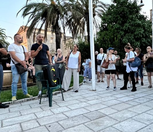 L’ultimo saluto a Gerry, il gatto ucciso: a Cavallino il dolore diventa memoria