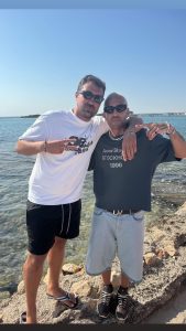 Luchè sceglie Porto Cesareo per una pausa di relax: pranzo all’Isola Beach tra selfie e autografi - Corriere Salentino