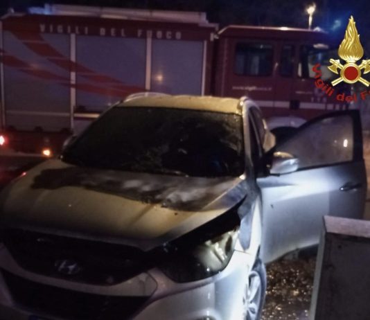 Rogo nella notte a Tricase: fiamme distruggono un’auto